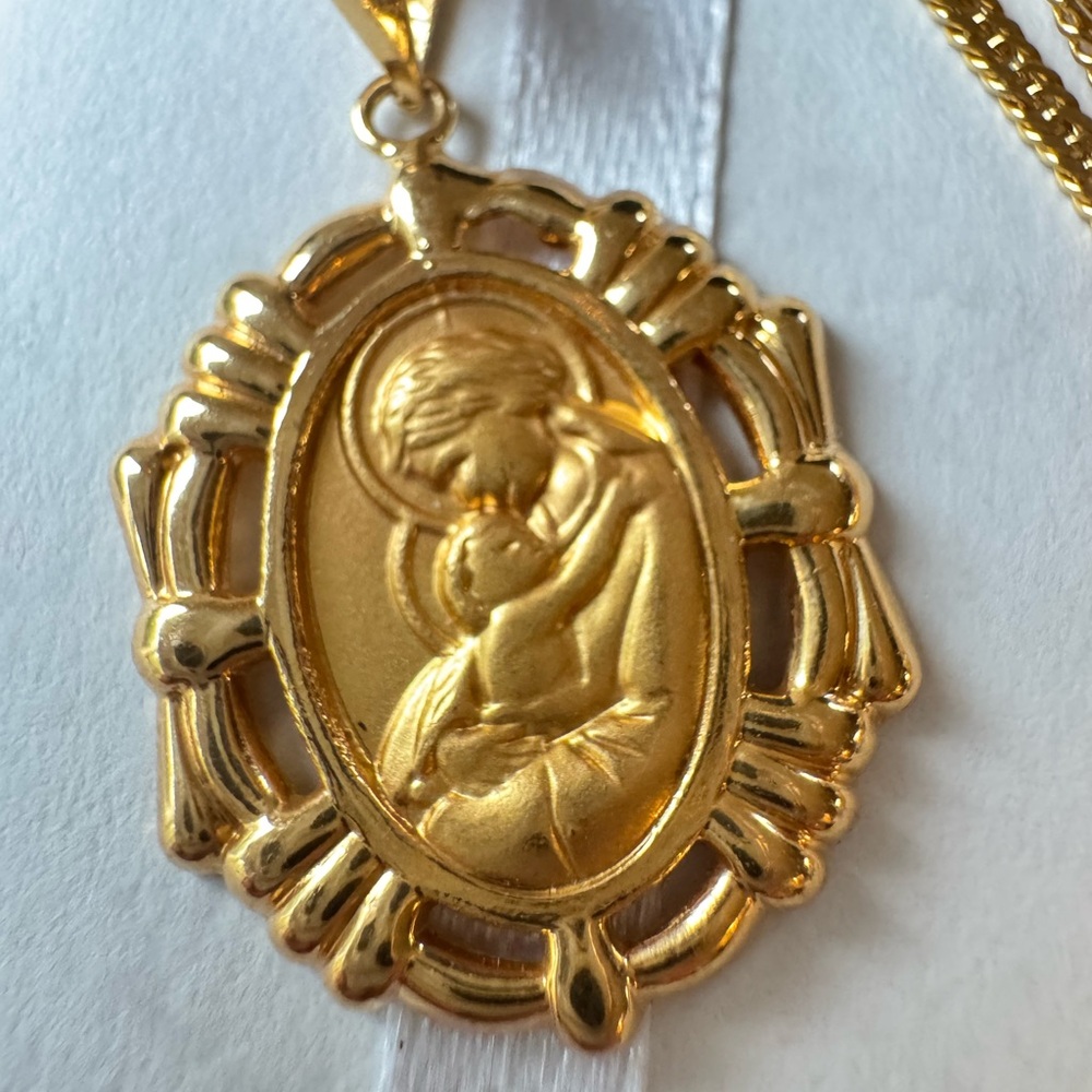 18k SAUDI GOLD  MOTHER & CHILD PENDANT NECKLACE   18” 3.7 Grams - Picture 2 of 9